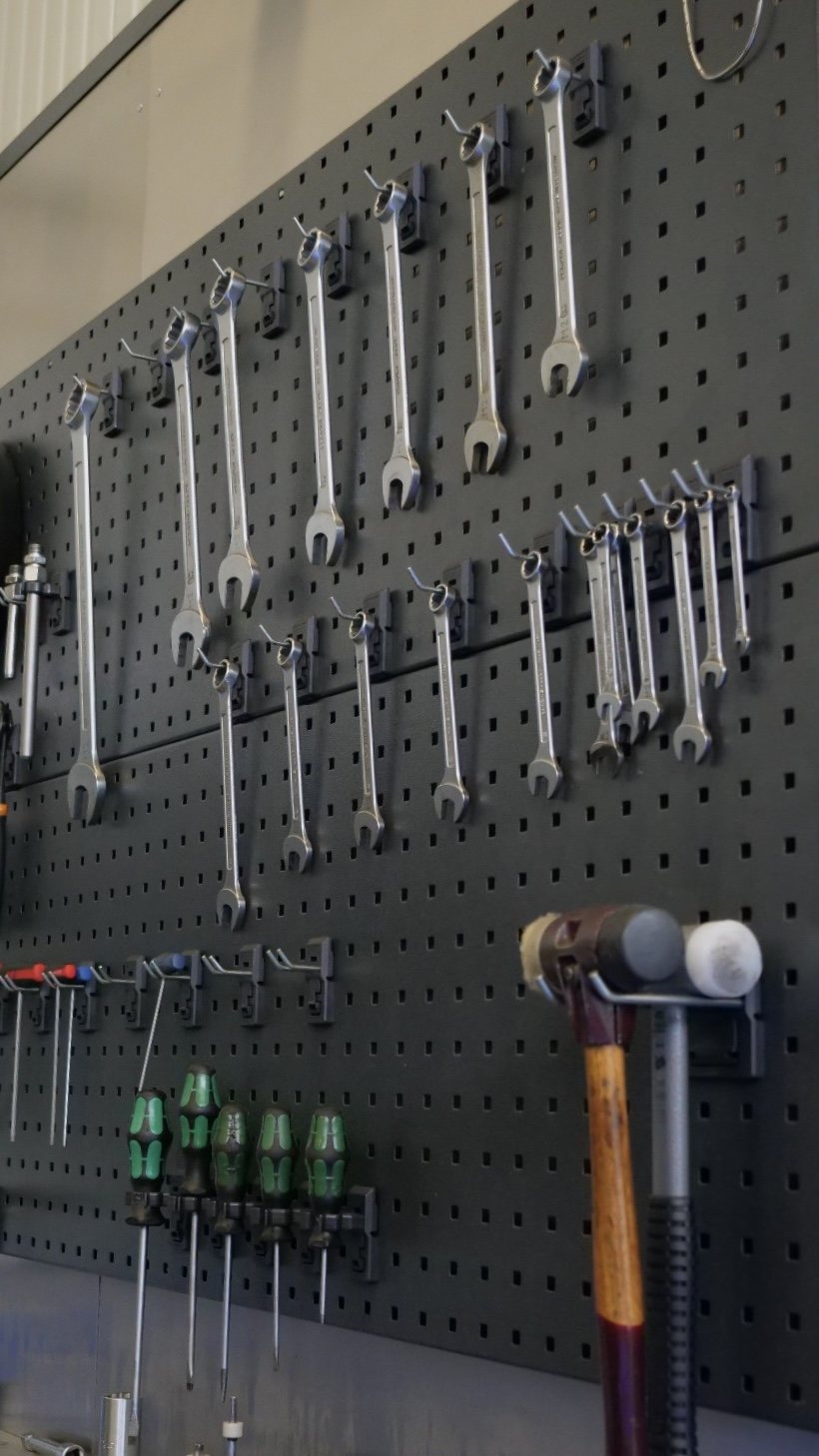Werkzeugwand in der Fertigung der A/S Sauer Hydraulik GmbH